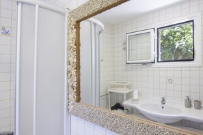 Familie villa, uitzicht op het strand | Badkamer | Een douche, een regendouche, gratis toiletartikelen, een haardroger