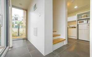 일반실 (노천탕 5-11월만 운영) | 거실 공간 | 디지털 채널 시청이 가능한 42인치 평면 TV, TV