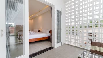 Minibar, caja de seguridad en la habitación y escritorio