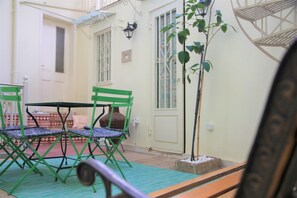 House, Courtyard View | Terrace/patio - GK Thiseio (Athens)