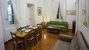 Casa, vista cortile | Soggiorno