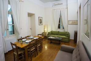 House, Courtyard View | Living room - GK Thiseio (Athens)