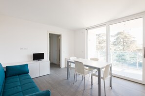 Departamento, 1 habitación | Área de sala de estar | Televisión de 23 pulgadas con canales digitales 