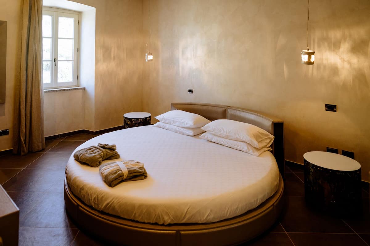 Junior Suite, 1 Queen Bed | 1 bedroom, minibar, in-room safe, desk