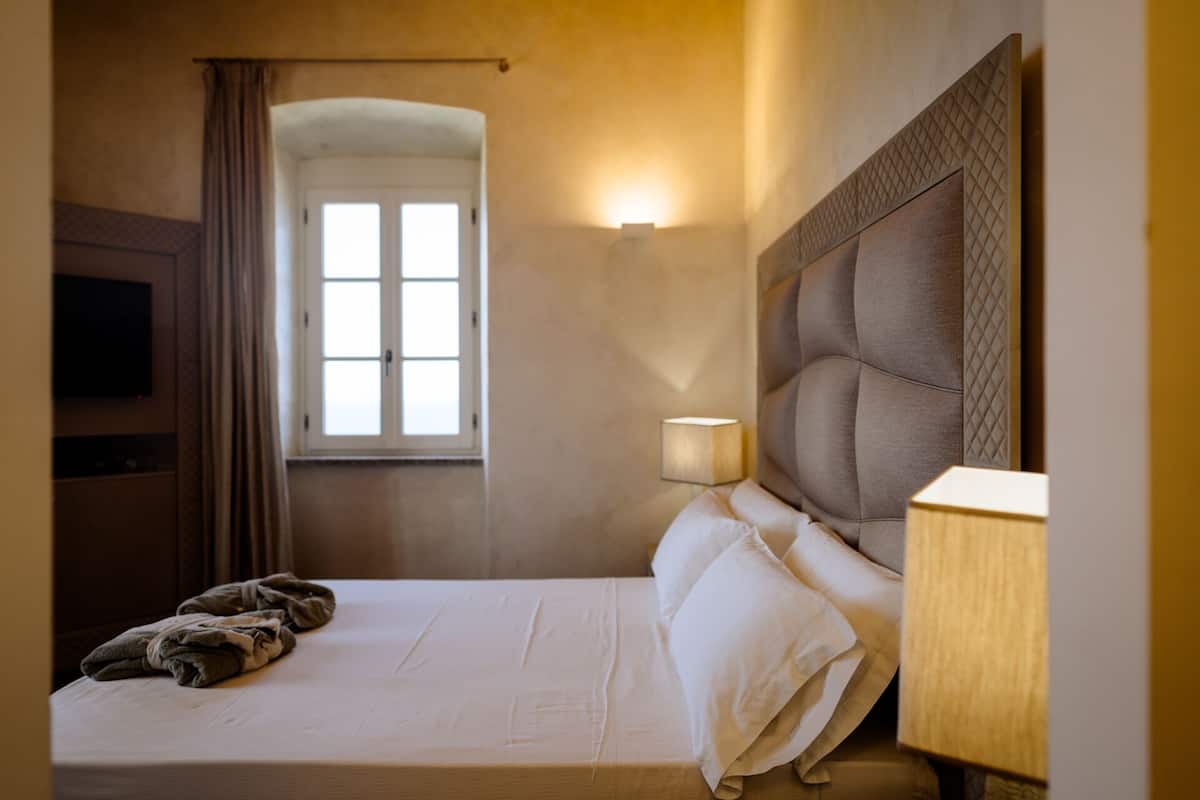 Comfort Room, Sea View | 1 bedroom, minibar, in-room safe, desk