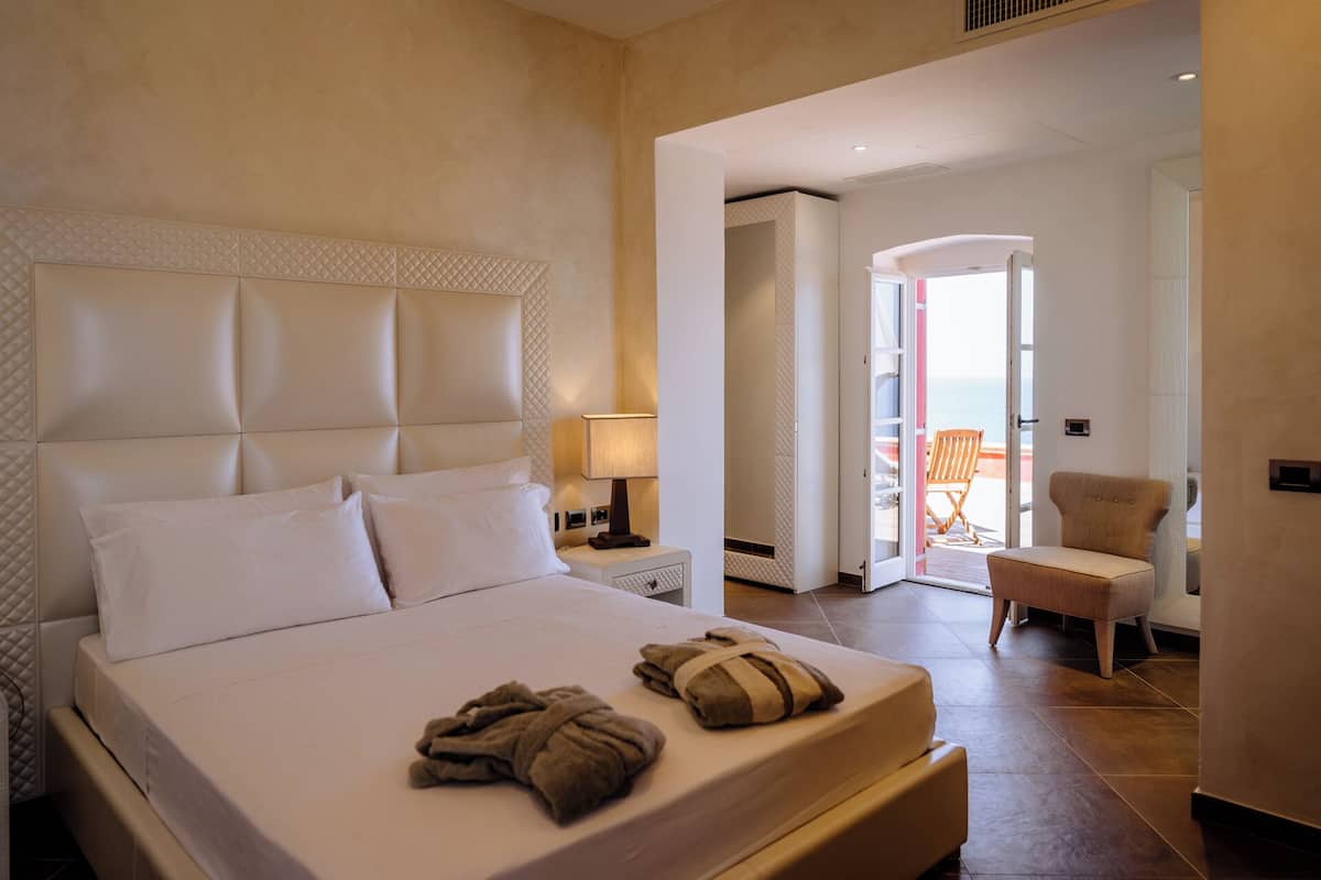 Minibar, in-room safe, desk, soundproofing