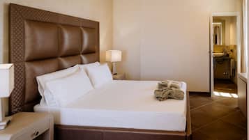 Suite Luxury, 1 letto queen, terrazzo, vista mare | Minibar, una cassaforte in camera, una scrivania, insonorizzazione