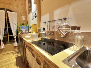 Full-size fridge, coffee/tea maker, electric kettle