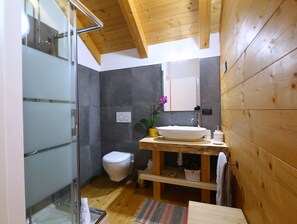 Exclusive Double Room | Bathroom | Shower, free toiletries, hair dryer, slippers - Activity B&B (Spormaggiore)