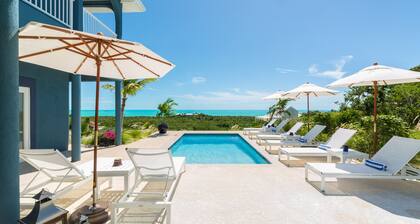 Wunderschöne Villa am Wasser mit riesiger Terrasse und Concierge-Service