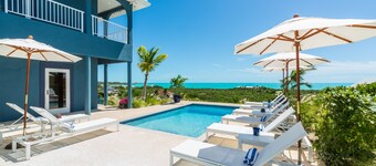 Wunderschöne Villa am Wasser mit riesiger Terrasse und Concierge-Service