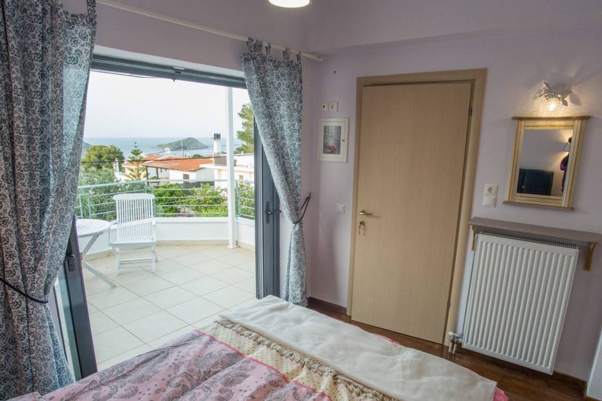 Nhà Duplex Deluxe | 1 phòng ngủ, bàn, bàn ủi/dụng cụ ủi quần áo