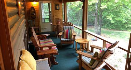 Hirsimökki sijaitsee Robert Trent Jonesin golfkentällä Madeline-saarella