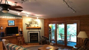 Una sala de estar acogedora con chimenea, televisor y asientos cómodos.