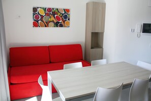 Appartement, 2 chambres (C7) | Salle de séjour | Téléviseur à écran plat de 32 po avec télévision par satellite