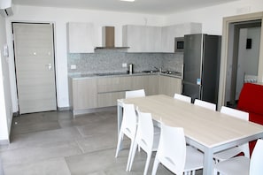 Full-size fridge, microwave, stovetop, dishwasher