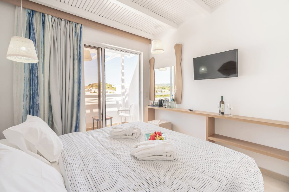 1 bedroom, premium bedding, in-room safe, desk