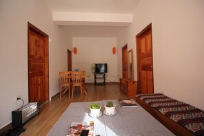 3 bedrooms, wheelchair access - Karmaling Homestay caters as both a private room and serviced apartment A (Paro)