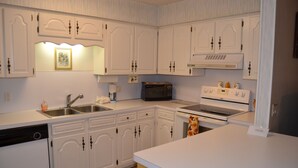Wasserkocher mit Kaffee-/Teezubehör, Kühlschrank, Mikrowelle, Herdplatte