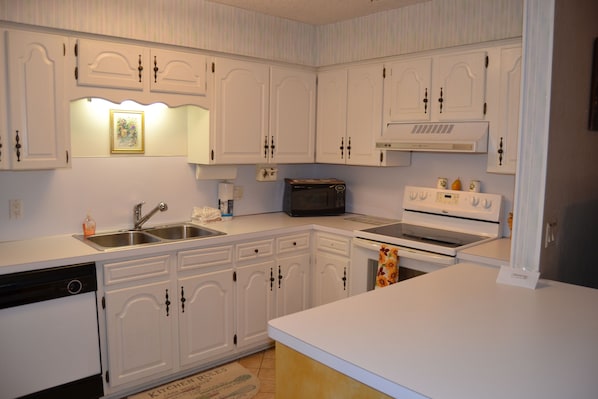 Full-size fridge, microwave, stovetop, dishwasher