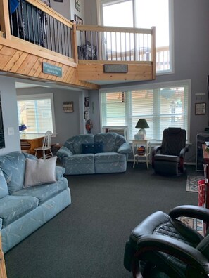 Télévision, cheminée, lecteur de DVD