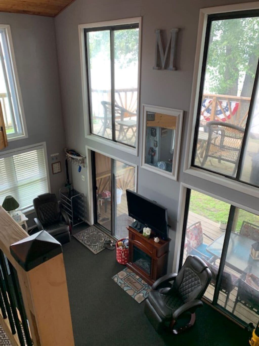 Télévision, cheminée, lecteur de DVD