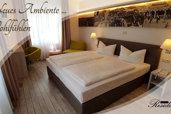 Escrivaninha, cortinas blackout, roupa de cama