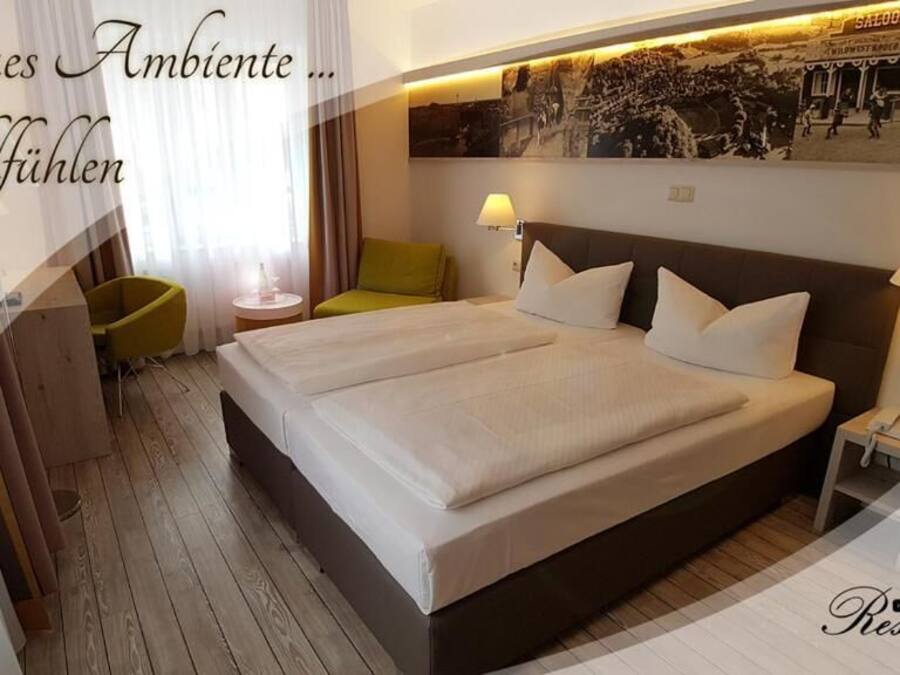 Escrivaninha, cortinas blackout, roupa de cama