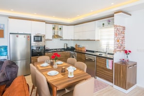 Villa | Eigene Kochnische | Kühlschrank, Ofen, Herdplatte, Geschirrspüler
