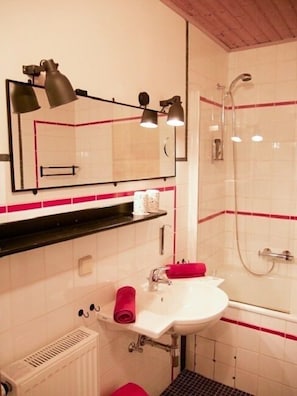 Habitación doble | Baño | Tina profunda, amenidades de baño gratuitas, secadora de cabello 