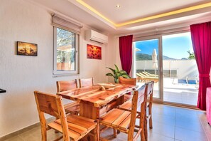 Villa | Spiseområde på rommet