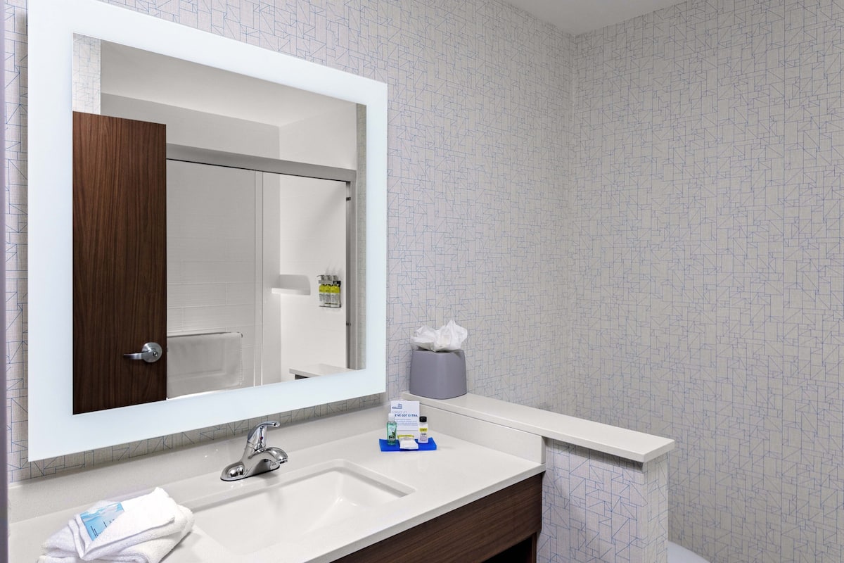 Suite, 1 King Bed, Accessible (Communications)
