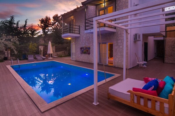 Outdoor pool, pool umbrellas, pool loungers - Villa Lavanta (Kas)