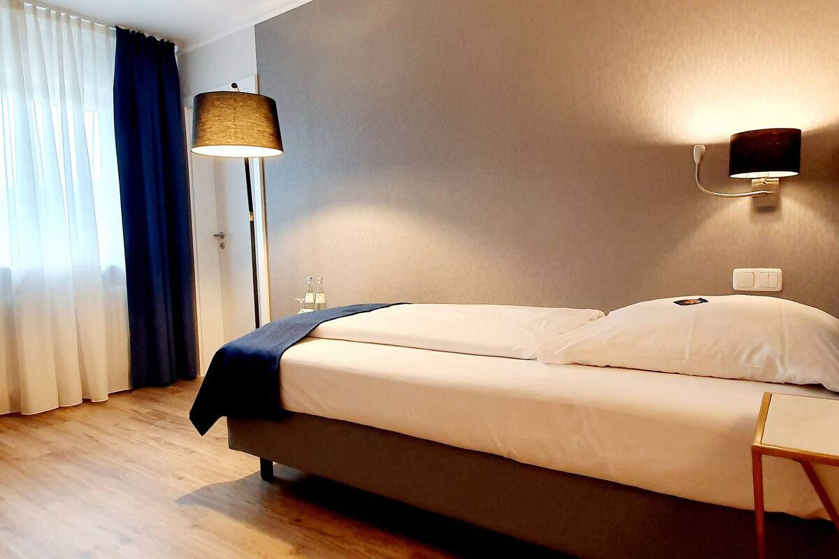 business single room | 1 bedroom, in-room safe, desk, blackout curtains