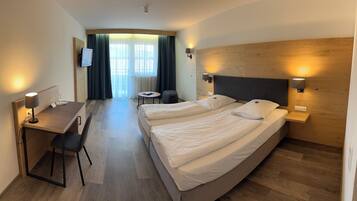Deluxe-Doppelzimmer | Zimmersafe, Schreibtisch, Verdunkelungsvorhänge, kostenloses WLAN