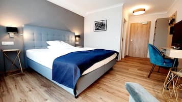 Zimmersafe, Schreibtisch, Verdunkelungsvorhänge, kostenloses WLAN