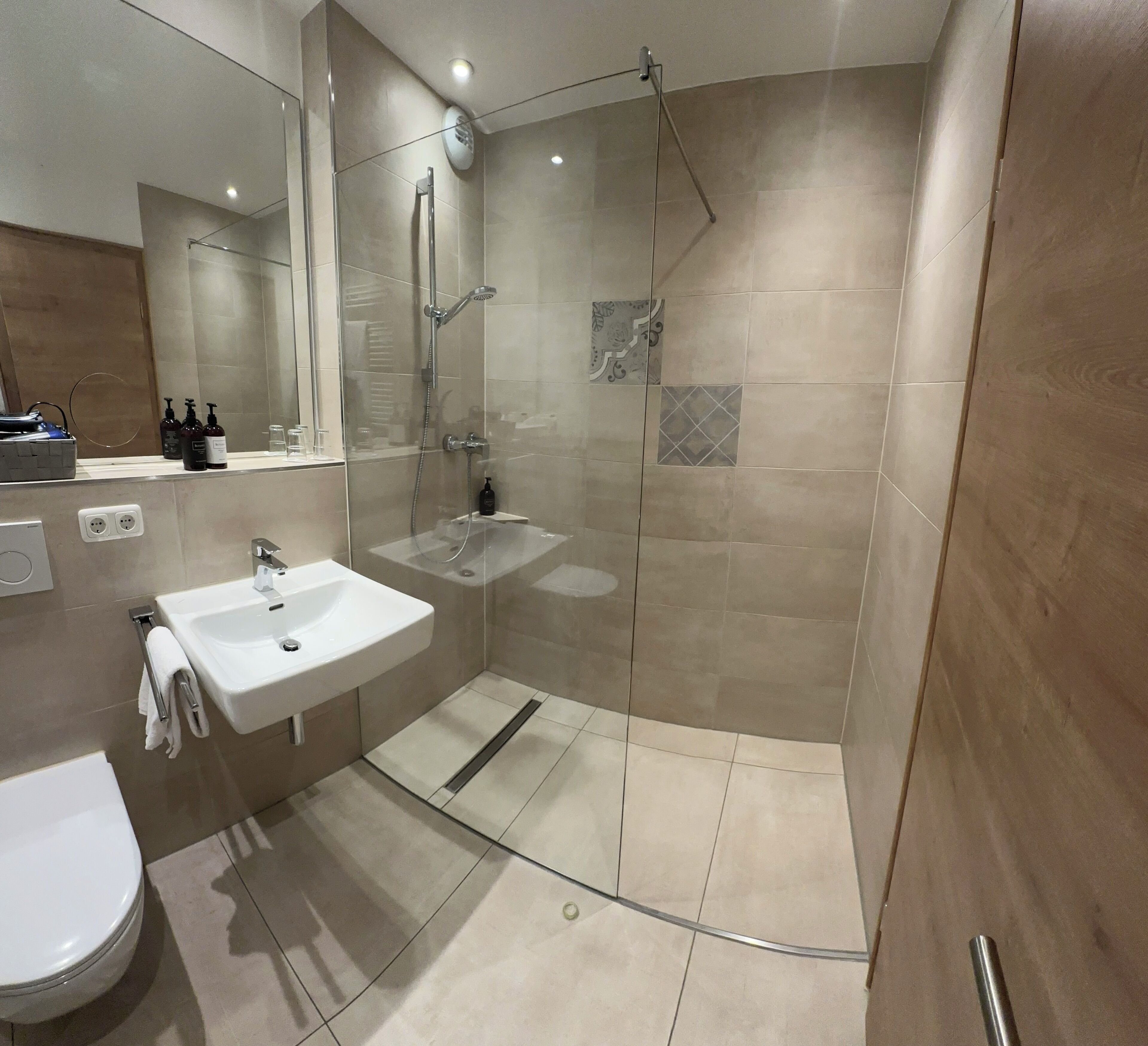 shower, free toiletries, hair dryer, towels