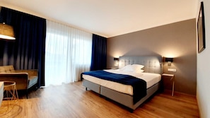 Kahden hengen businesshuone | Tallelokero huoneessa, työpöytä, pimennysverhot, ilmainen Wi-Fi