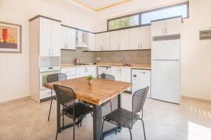 Großer Kühlschrank, Ofen, Herdplatte, Geschirrspüler