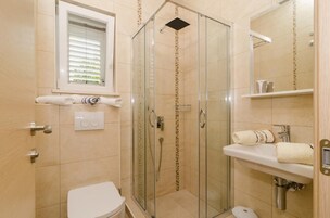 Ducha, artículos de tocador gratuitos, secador de pelo, toallas