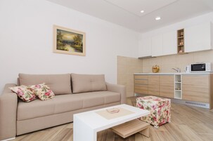 Apartamento (Apartments Marmo - Comfort One Bedroo) | Cozinha americana privada | Geladeira, micro-ondas, cooktop, chaleira elétrica
