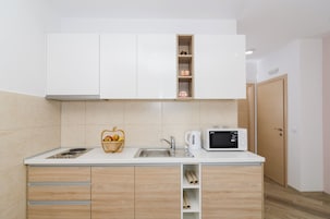 Apartamento (Apartments Marmo - Comfort One Bedroo) | Cozinha americana privada | Geladeira, micro-ondas, cooktop, chaleira elétrica