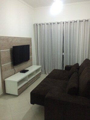 Fernseher, DVD-Player, Tischfußball, Tischtennisplatte