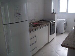 Fridge, microwave, oven, stovetop - Luxury apartment in a prime area of ​​Praia Grande, Ubatuba, with Wi-Fi. (Ubatuba)
