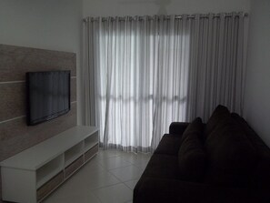 TV, DVD player, table football, ping pong - Luxury apartment in a prime area of ​​Praia Grande, Ubatuba, with Wi-Fi. (Ubatuba)