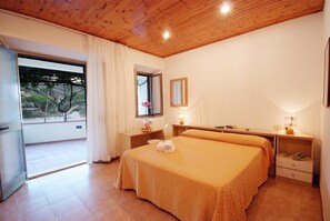 Classic Quadruple Room, Terrace | In-room safe, desk, free WiFi, bed sheets - Hotel La Stella (Campo nell'Elba)