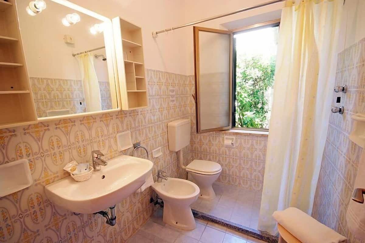 classic double or twin room | bathroom | shower, free toiletries, bidet, towels