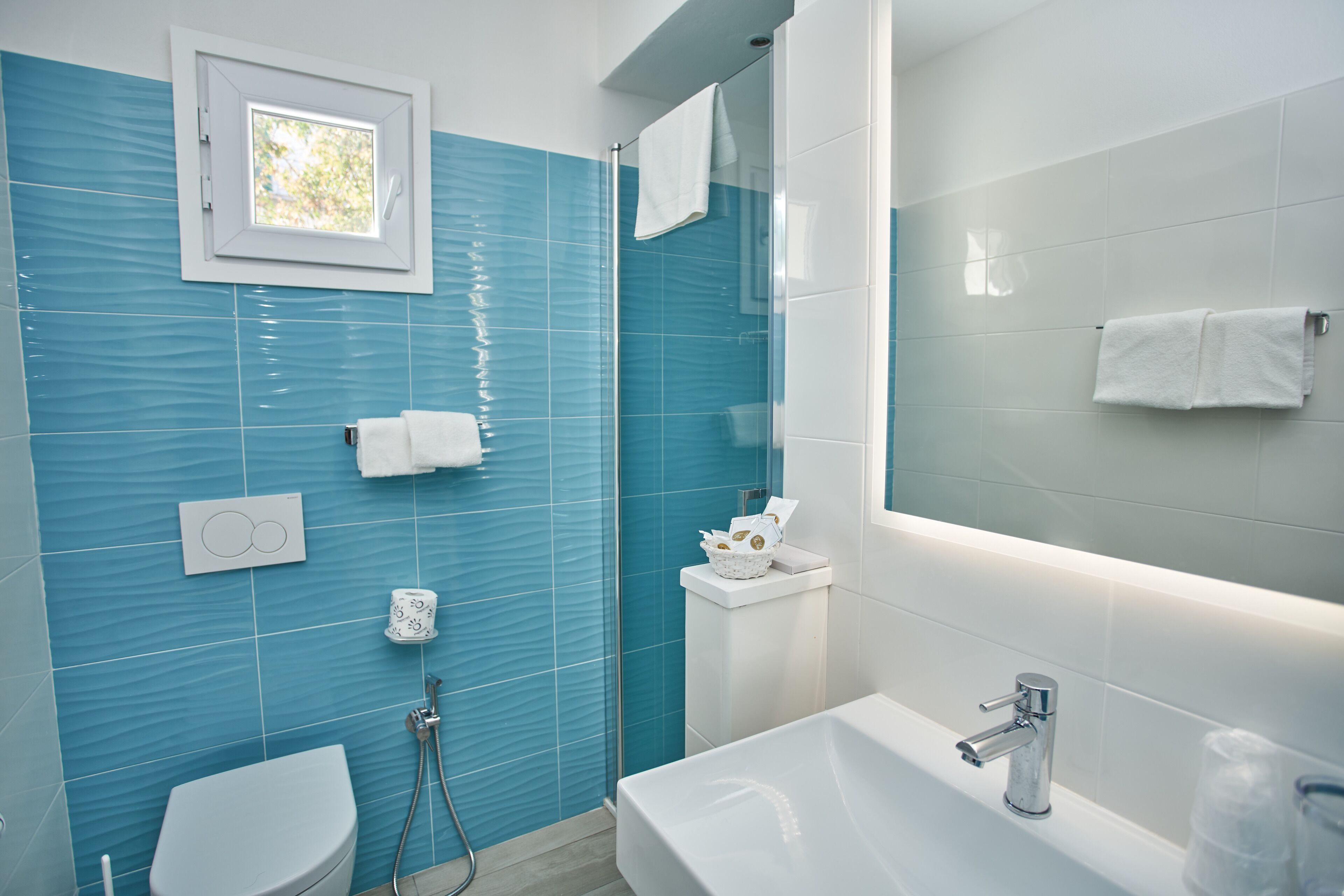 double room, balcony, sea view | bathroom | shower, free toiletries, bidet, towels