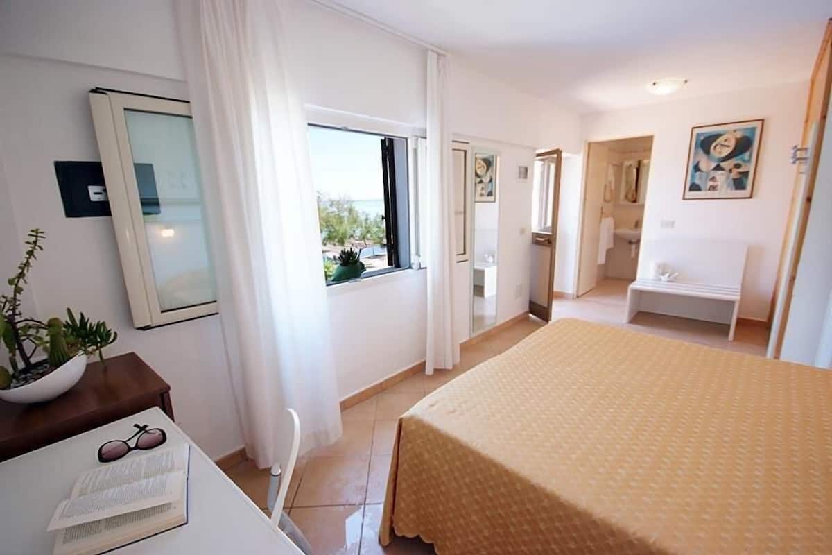 double room, balcony, sea view | in-room safe, desk, free wifi, bed sheets