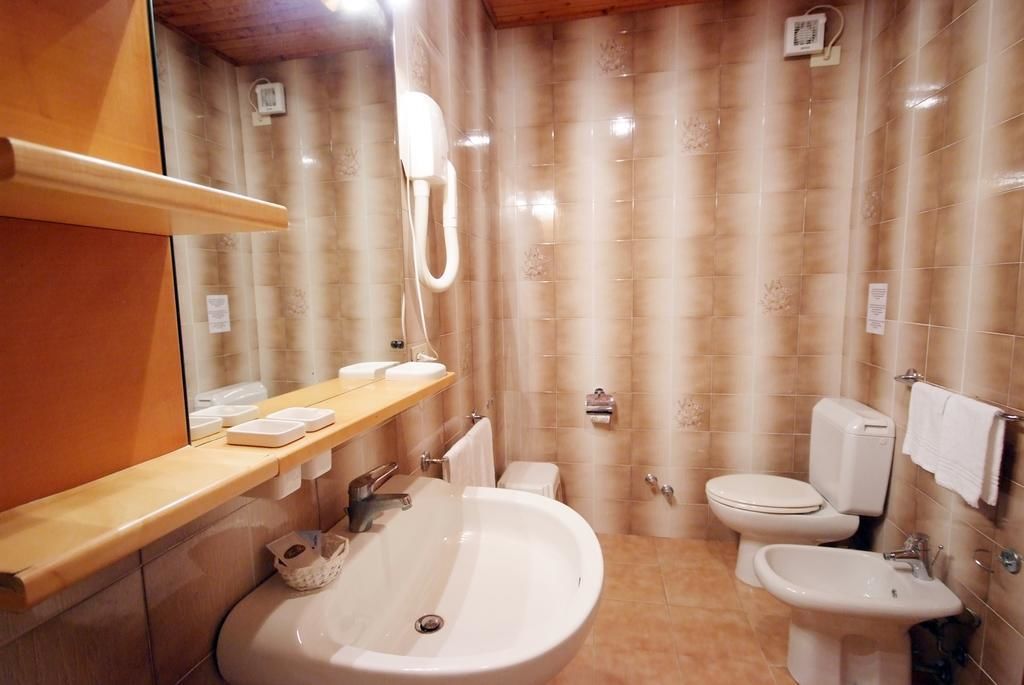 classic quadruple room, terrace | bathroom | shower, free toiletries, bidet, towels